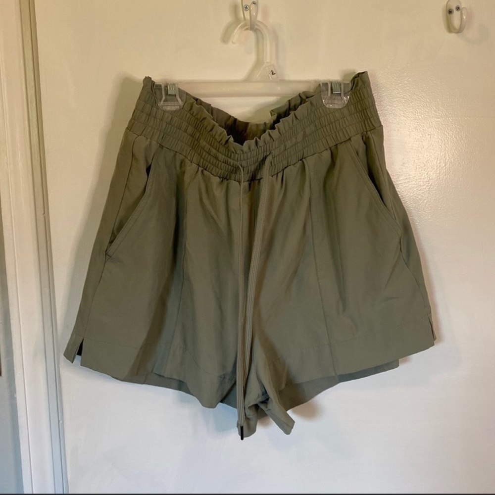 Abercrombie green pull on shorts
